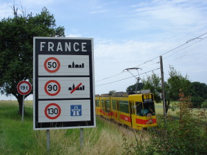 La ligne 10 du tramway de Bâle quitte Leymen (en France) pour revenir en Suisse. – CC-BY-NC-ND Pierre-Alexis LARCHER