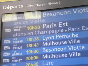 Écran des départs en gare de Belfort. On y remarque la présence d’un TER pour Lyon Perrache. © Pierre-Alexis LARCHER